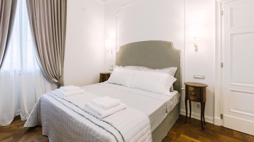 une chambre avec un lit blanc avec des serviettes dessus dans l'établissement VILLA LA PERLA BIANCA 10, Emma Villas, à Empoli 35 autres photos