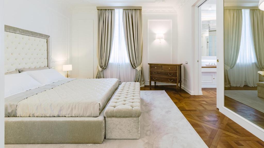 une chambre avec un grand lit et une commode dans l'établissement VILLA LA PERLA BIANCA 10, Emma Villas, à Empoli