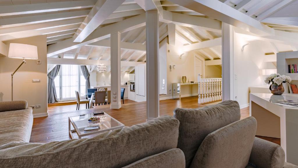 un salon avec deux canapés et une table dans l'établissement VILLA LA PERLA BIANCA 10, Emma Villas, à Empoli