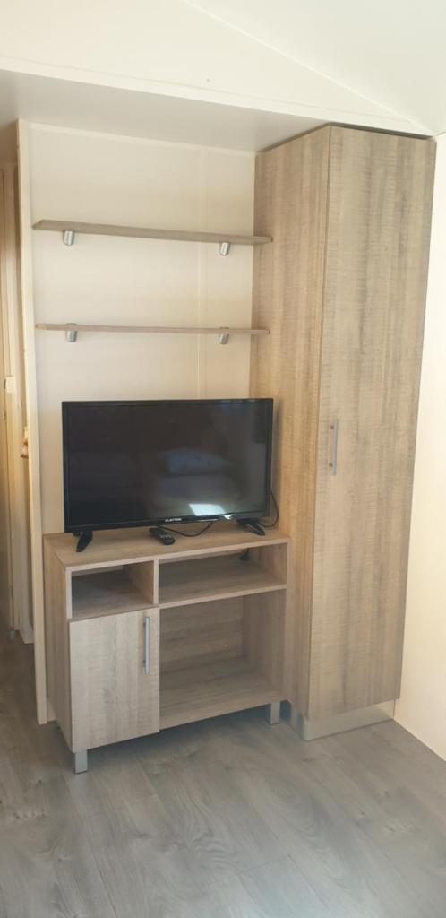 - un centre de divertissement avec une télévision dans la chambre dans l'établissement Camping les Cigales - Tikayan, au Muy
