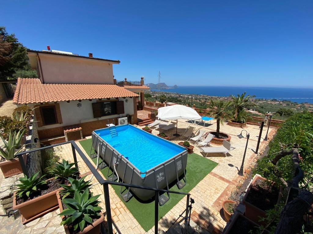 une maison avec une piscine dans une cour dans l'établissement Villa Belvedere di Altavilla with Pool and Near The Sea, à Altavilla Milicia