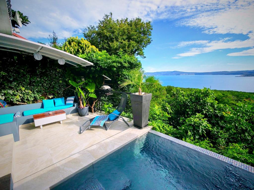 Art Gallery House with a small relaxing pool 1