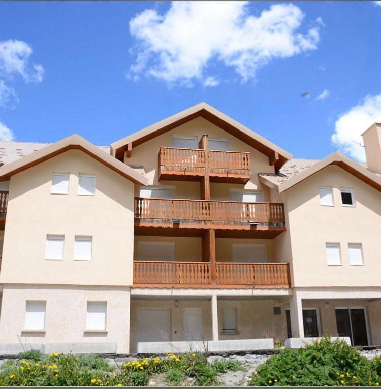 Il propose un grand appartement doté d'un balcon. dans l'établissement Studio Villar d'Arene Résidence la Meije Blanche, à Villar-dʼArêne