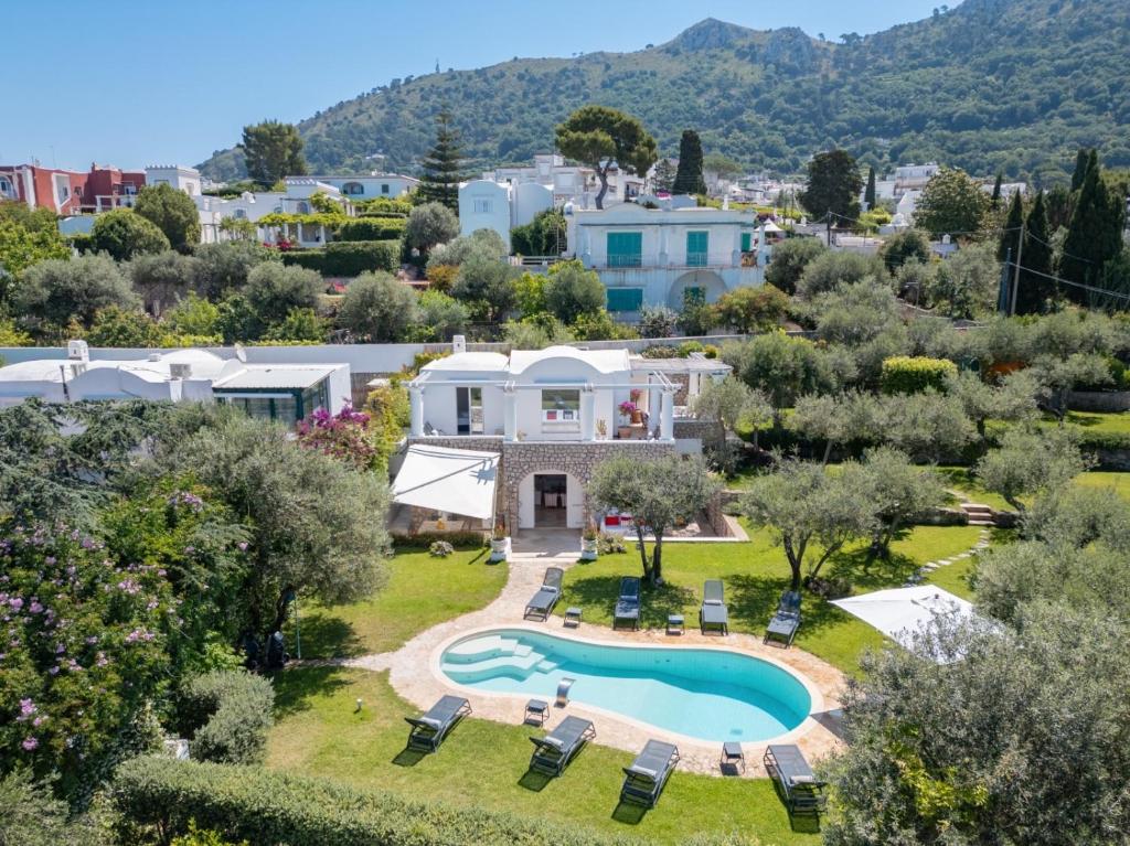 une vue aérienne d'une villa avec piscine dans l'établissement Luxury central Villa with pool and privacy, à Anacapri