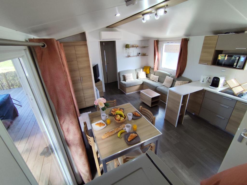 Il dispose d'une cuisine et d'un salon. dans l'établissement MOBIL HOME 40M2 ECRIN DE VERDURE, à Rocbaron