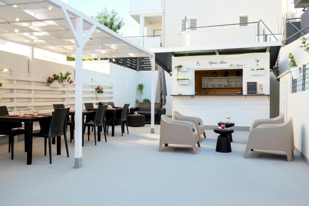 Il dispose d'une cuisine et d'un coin repas avec des tables et des chaises. dans l'établissement Hotel Villa Bianca, à San Salvo