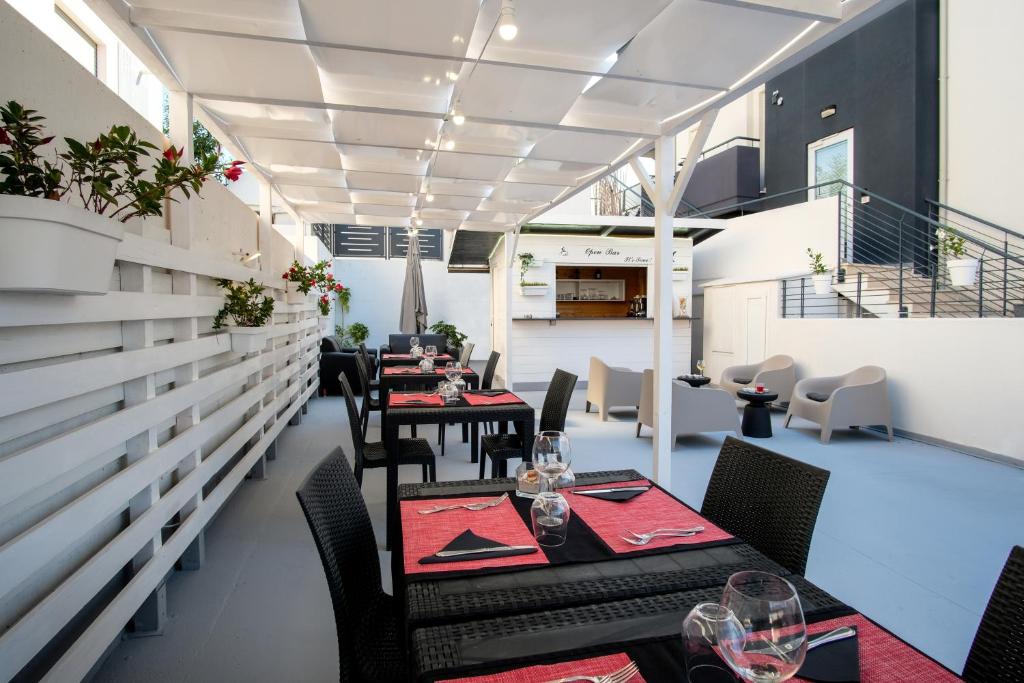 un restaurant avec des tables et des chaises et un escalier dans l'établissement Hotel Villa Bianca, à San Salvo 47 autres photos