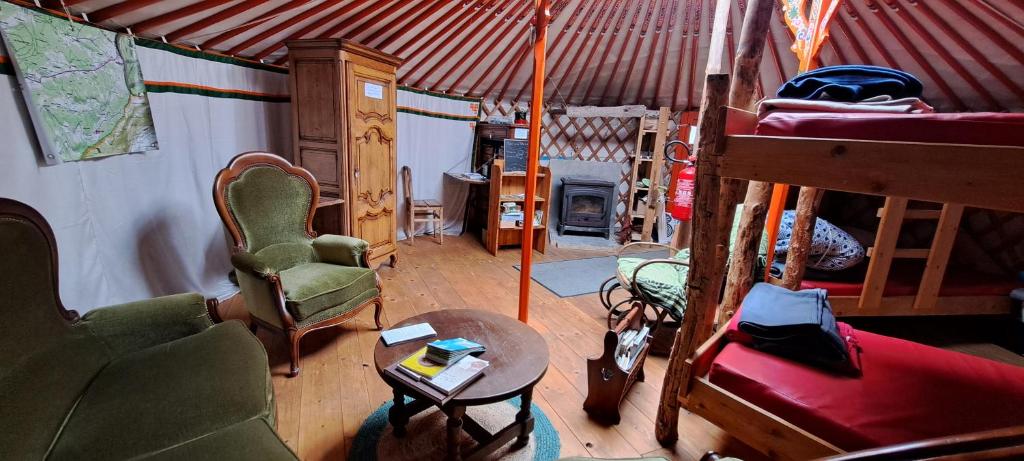Cette chambre comprend un lit, un canapé et une table. dans l'établissement La Petite Echelle, à Rochejean