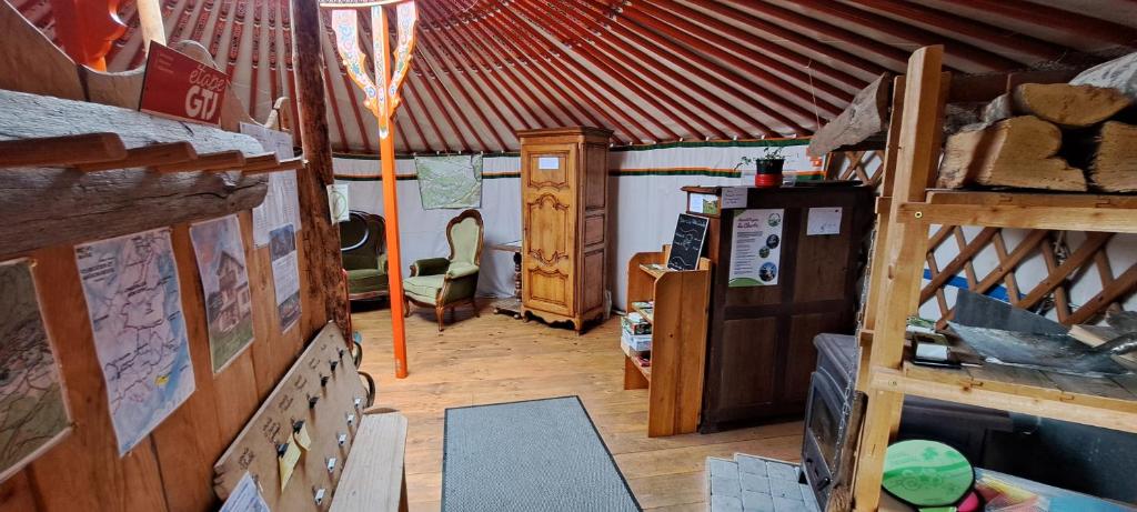 - une vue sur l'intérieur d'une chambre dans une tente dans l'établissement La Petite Echelle, à Rochejean