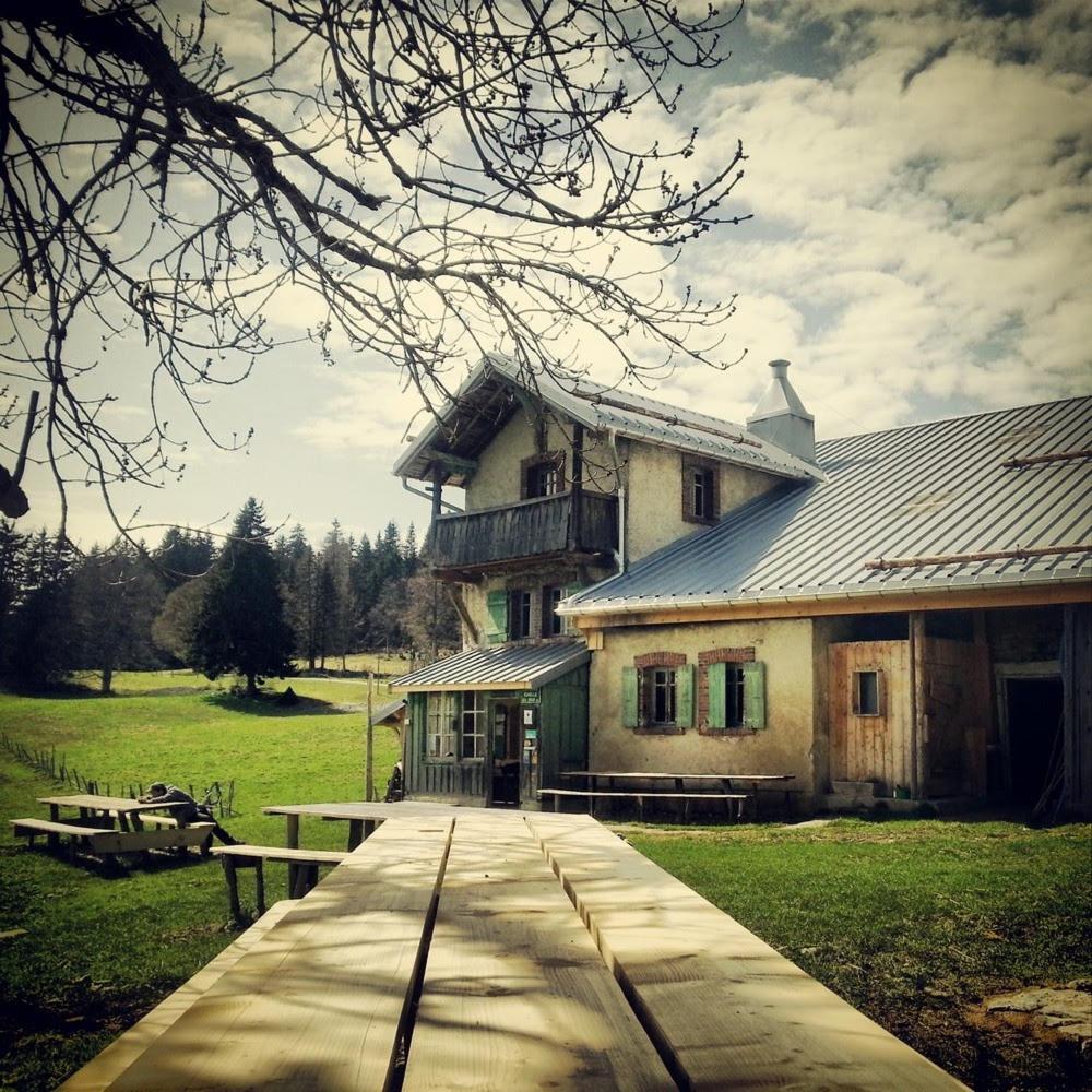 une grande maison avec une passerelle en bois devant elle dans l'établissement La Petite Echelle, à Rochejean