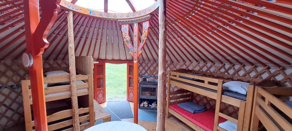 - une chambre avec 2 lits superposés dans une yourte dans l'établissement La Petite Echelle, à Rochejean