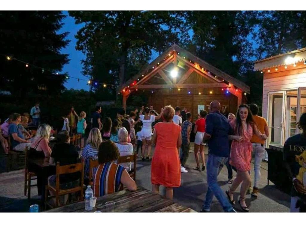 Un groupe de personnes autour d'une fête dans l'établissement Le paradis du mobilhome, à Saint-Chéron