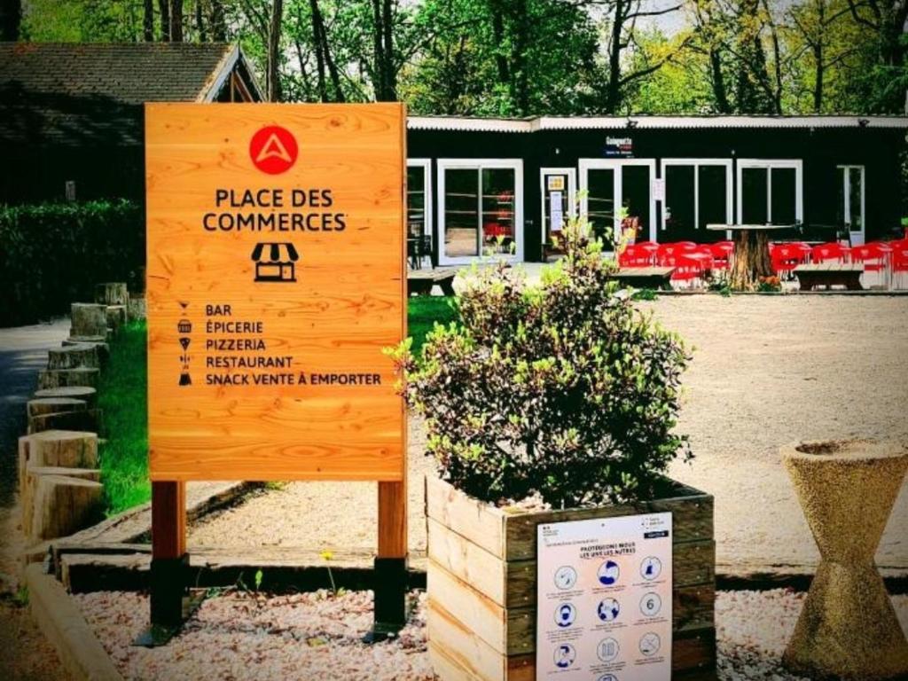 un panneau indiquant place descommennes dans un jardin dans l'établissement Le paradis du mobilhome, à Saint-Chéron 10 autres photos