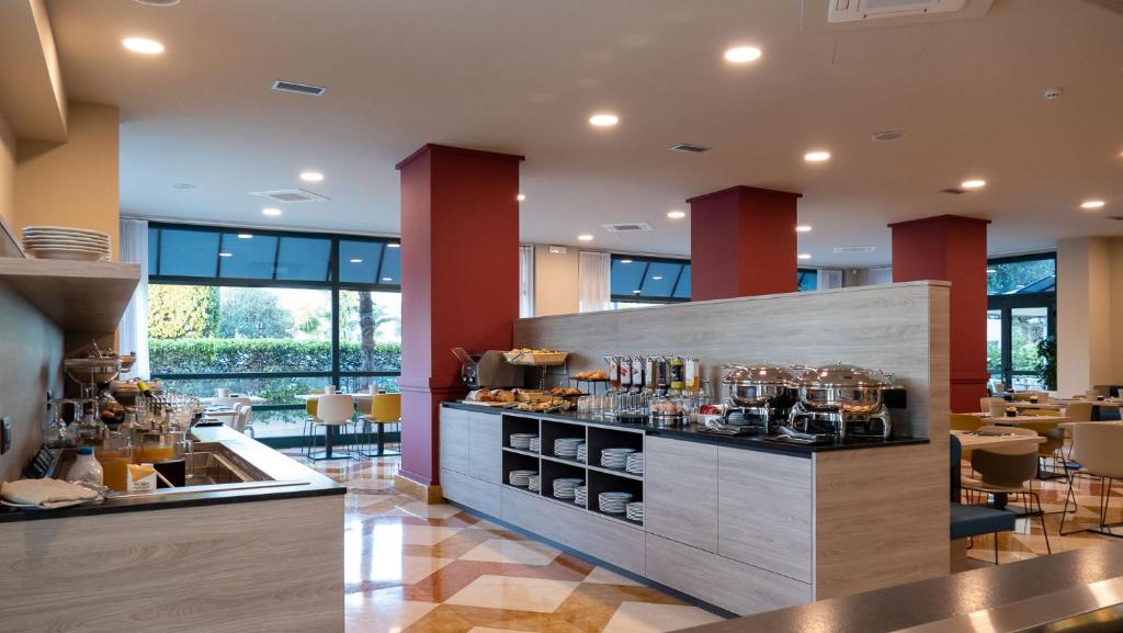 un restaurant avec un comptoir avec de la nourriture dessus dans l'établissement Hotel Villa Letizia, à Bardolino