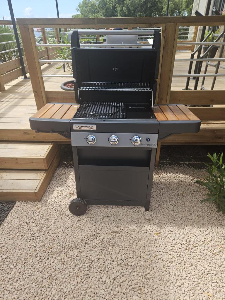un barbecue assis à côté d'une terrasse dans l'établissement Voltaire, à Saint-Raphaël