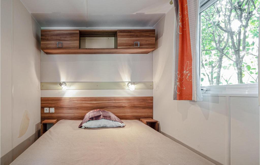 une petite chambre avec un lit et une fenêtre dans l'établissement 3 Bedroom Lovely StaCaravan In Sete, à Mèze