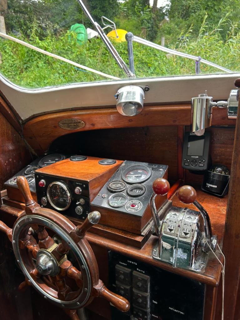 une vue du tableau de bord d'un bateau dans l'établissement Séjour insolite sur un bateau, à Louveciennes 14 autres photos