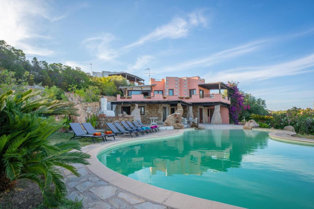 une piscine devant une maison dans l'établissement Villa Graya, à Porto Istana