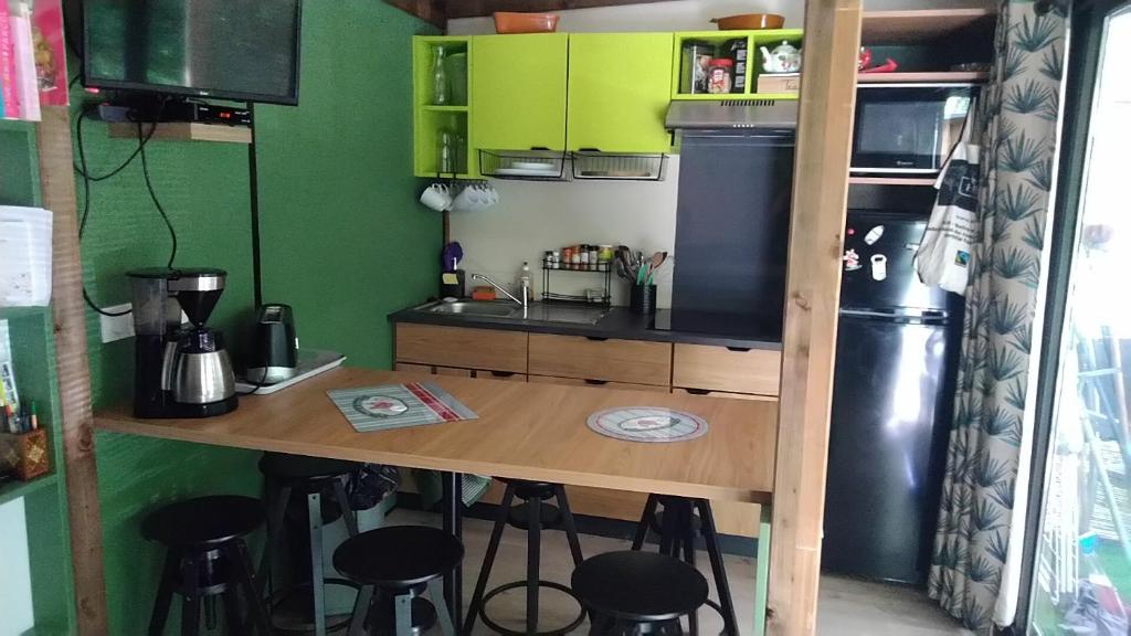 Cuisine ou kitchenette dans l'établissement chalet