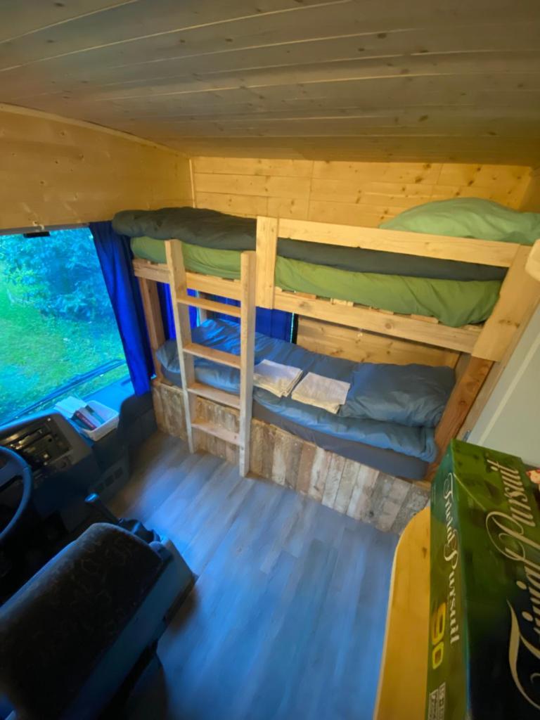 - une chambre avec 2 lits superposés dans une cabine dans l'établissement Woody Wood Bus, à Vergeroux