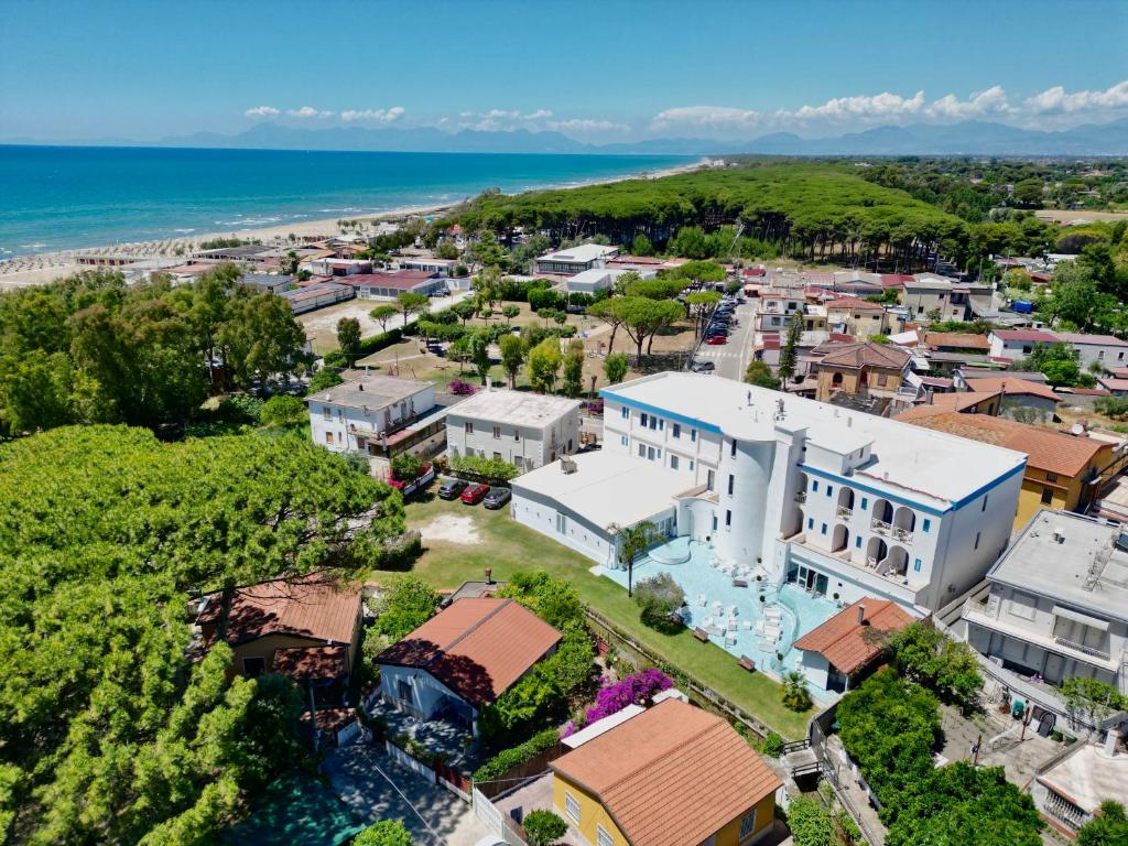 une vue aérienne d'un complexe hôtelier avec piscine et l'océan dans l'établissement Hotel Poseidonia Mare, à Paestum