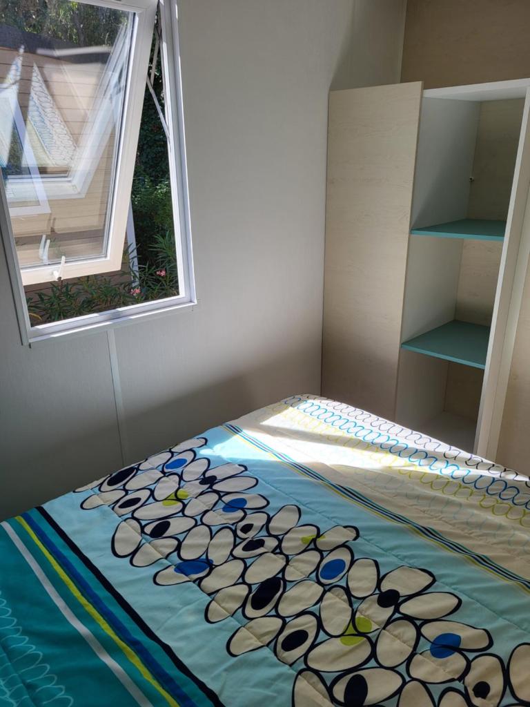 - une petite chambre avec un lit et une fenêtre dans l'établissement Mobil home 4 personnes climatisé, à Hyères 21 autres photos