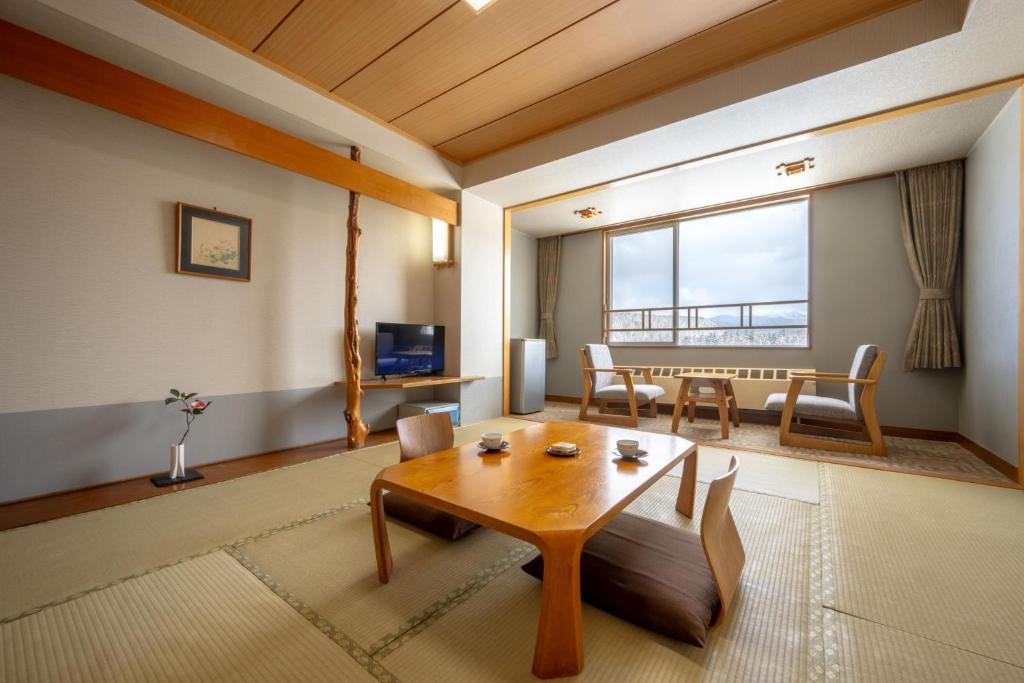 un salon avec une table et une salle à manger dans l'établissement 森の雫RIN MorinoshizukuRIN, à Biei