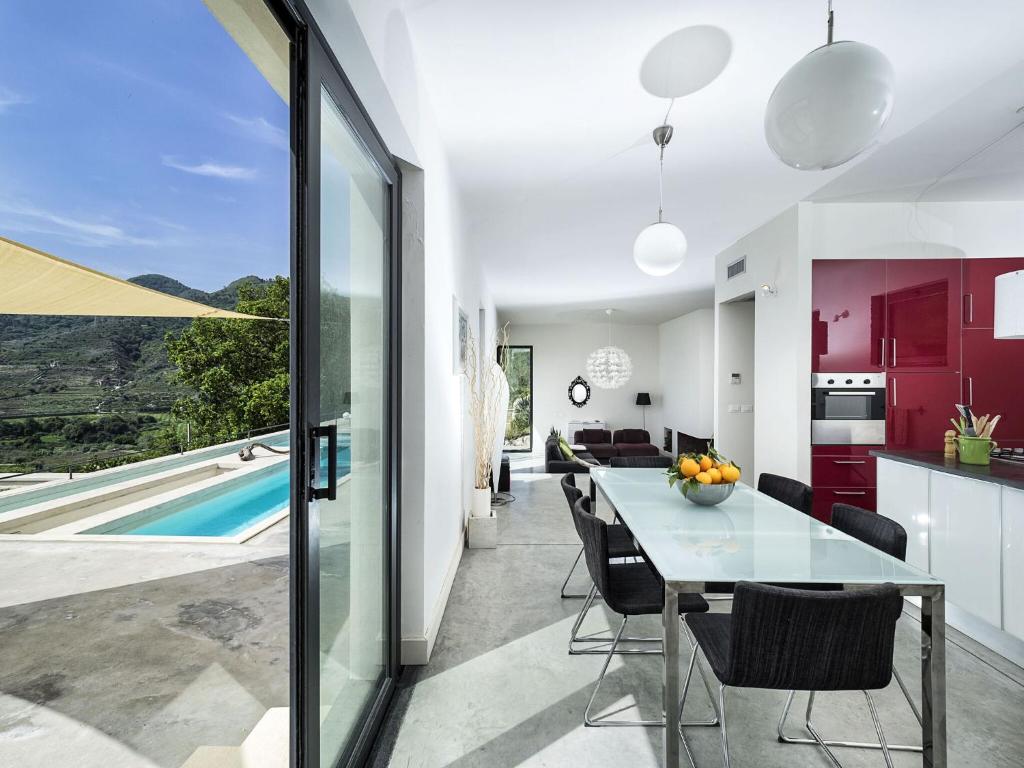 une cuisine et une salle à manger avec une table et un billard dans l'établissement Villa Alcantara, à Gaggi