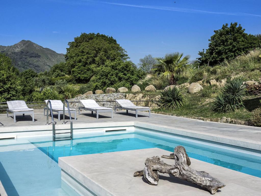 - une piscine avec une statue au milieu dans l'établissement Villa Alcantara, à Gaggi