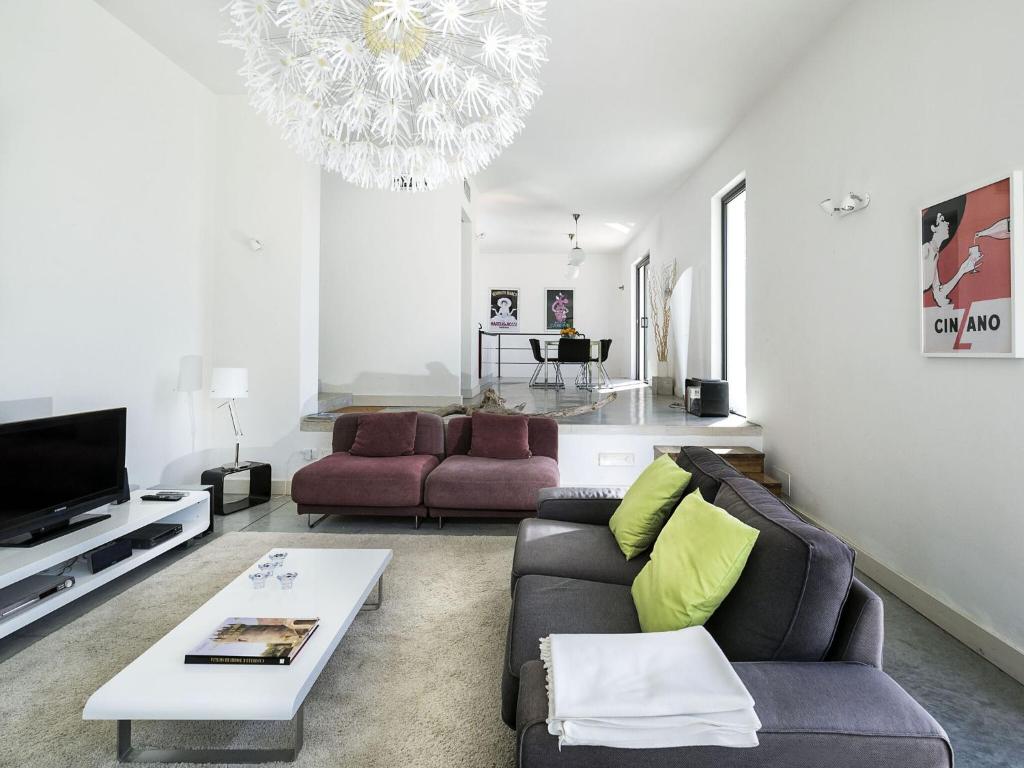 un salon avec un canapé et une table dans l'établissement Villa Alcantara, à Gaggi