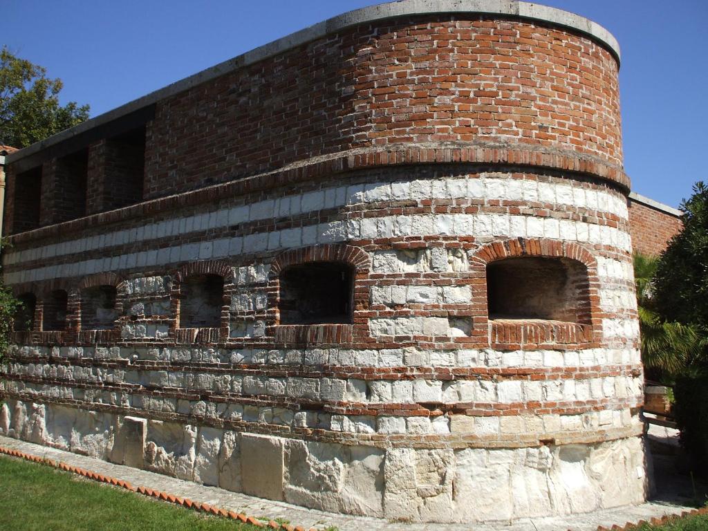 un bâtiment en briques avec trois fenêtres sur le côté dans l'établissement Fortino Napoleonico, à Ancône