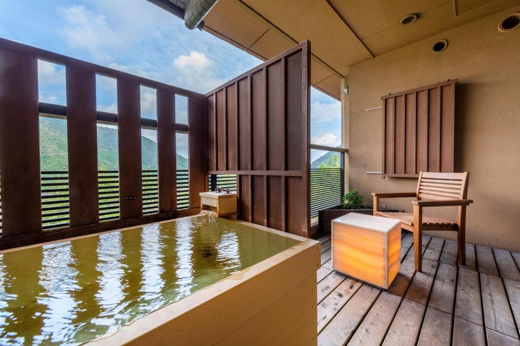 une chambre avec une piscine d'eau sur un balcon dans l'établissement Setsugetsuka, à Hakone
