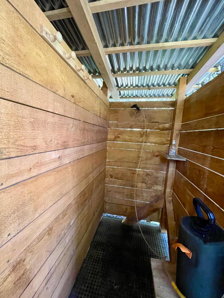 - un sauna en bois avec une poubelle dans l'établissement Eco Bivouac village igloos Annecy - LE SEMNOZ - à 20 minutes d'Annecy, à Annecy