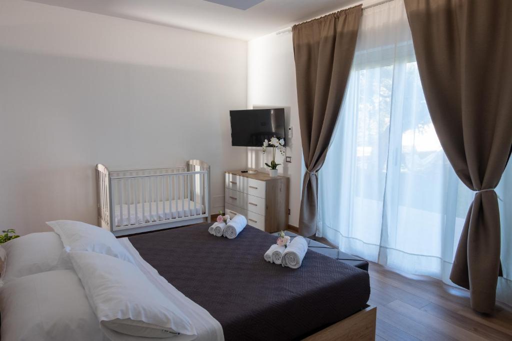 2 animaux farcis assis sur un lit dans une chambre dans l'établissement Villa Flara Relais, à Calatabiano 40 autres photos