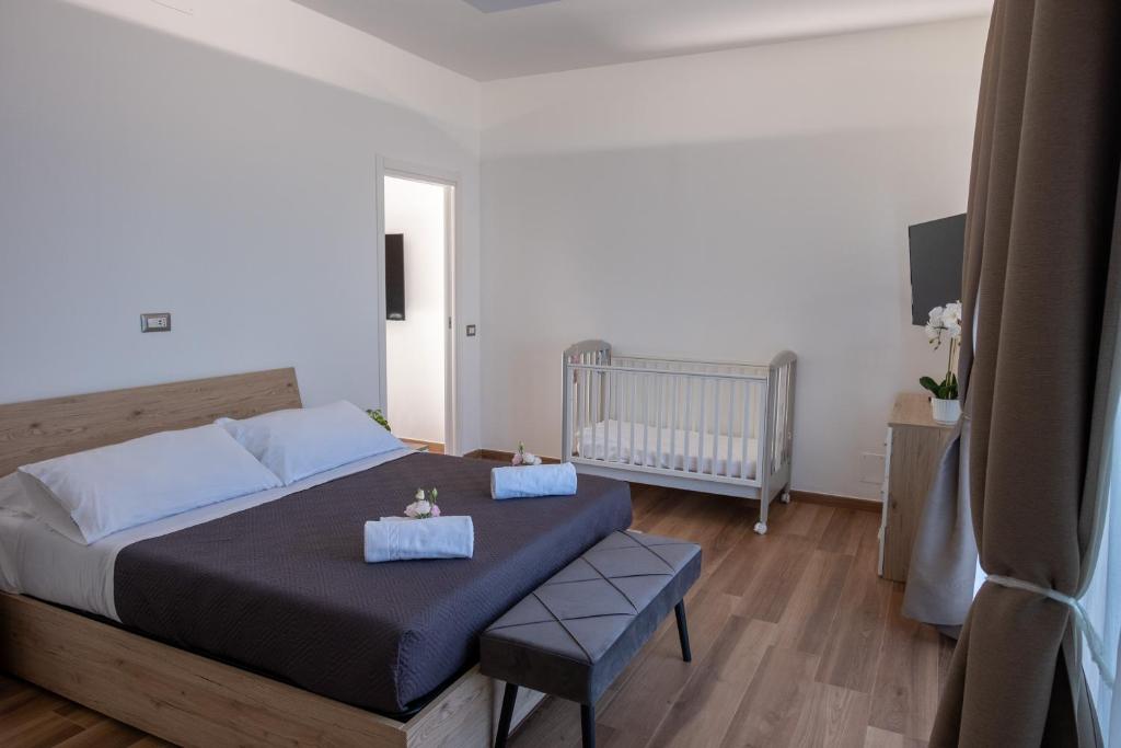 - une chambre avec un lit et un lit bébé dans l'établissement Villa Flara Relais, à Calatabiano