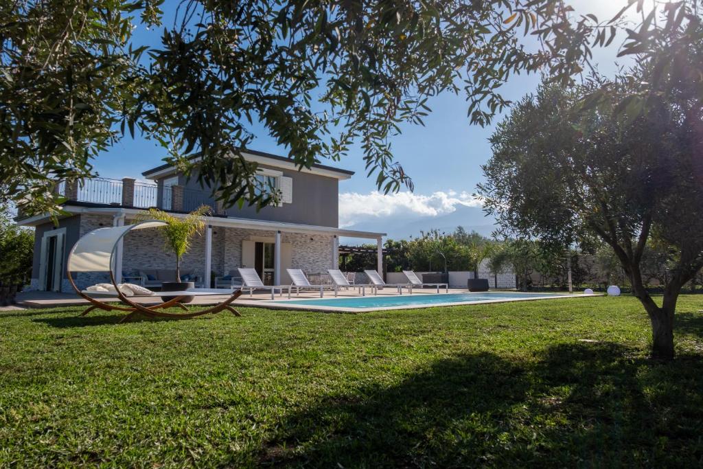 une villa avec piscine et une maison dans l'établissement Villa Flara Relais, à Calatabiano