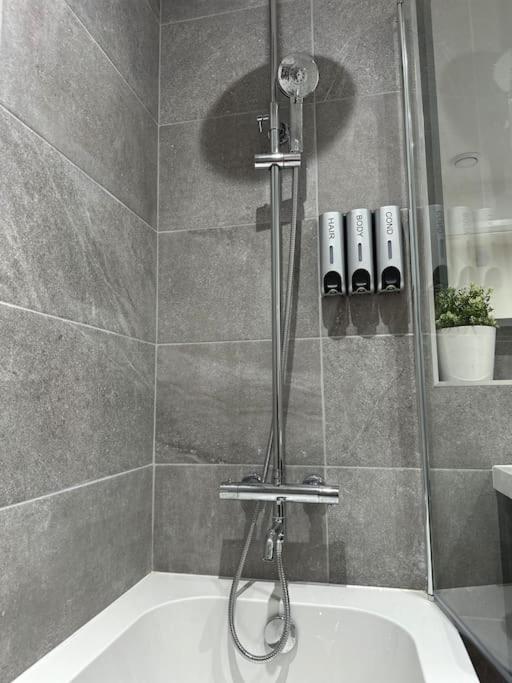 Aqua Dreams -Serviced Luxury Apartment, Coyles Place at Portland 88 3