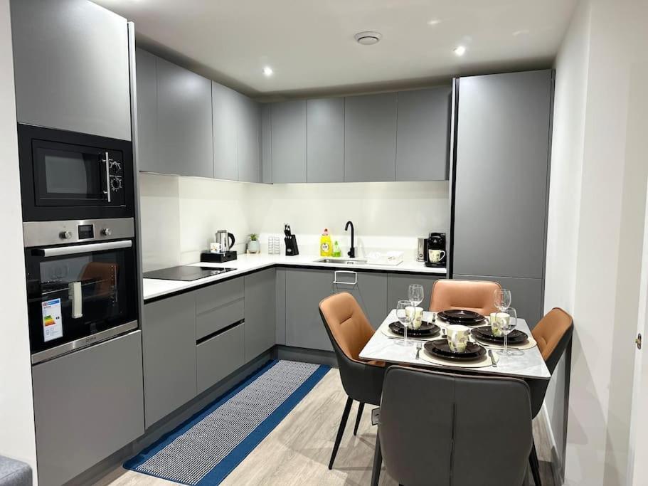 Aqua Dreams -Serviced Luxury Apartment, Coyles Place at Portland 88 4