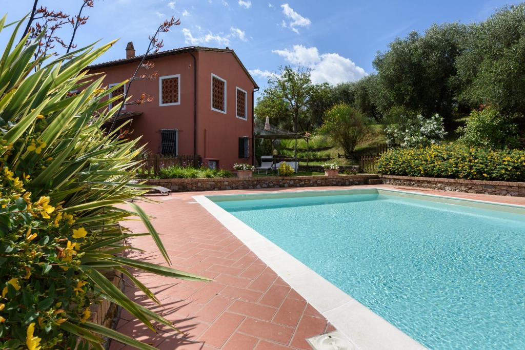 une piscine dans la cour d'une maison dans l'établissement Villa Boscone by Mmega, à Querce