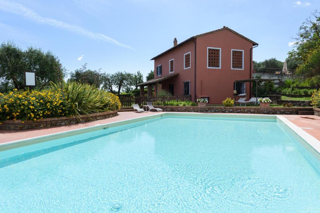 une piscine devant une maison dans l'établissement Villa Boscone by Mmega, à Querce