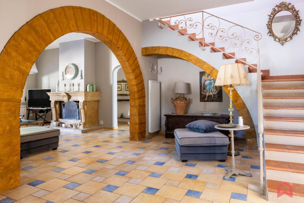 un salon avec une arche et un escalier dans l'établissement Amazing Villa with pool & Jacuzzi, à Balestrate