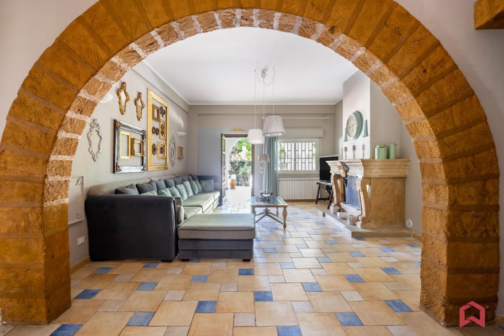 une voûte dans un salon avec un canapé dans l'établissement Amazing Villa with pool & Jacuzzi, à Balestrate 56 autres photos