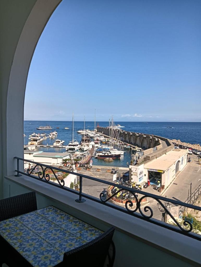 - une vue depuis la fenêtre d'un port de plaisance dans l'établissement Hotel Aurora, à Amalfi