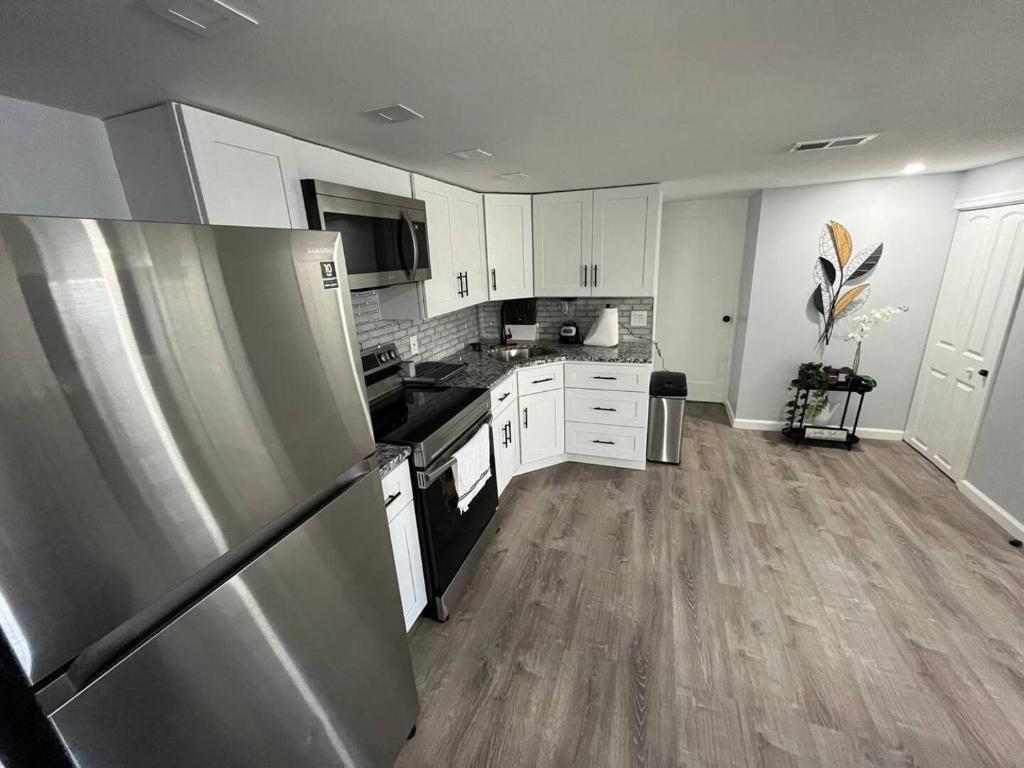Lovely 1-bedroom Apartment With Free Parking Image