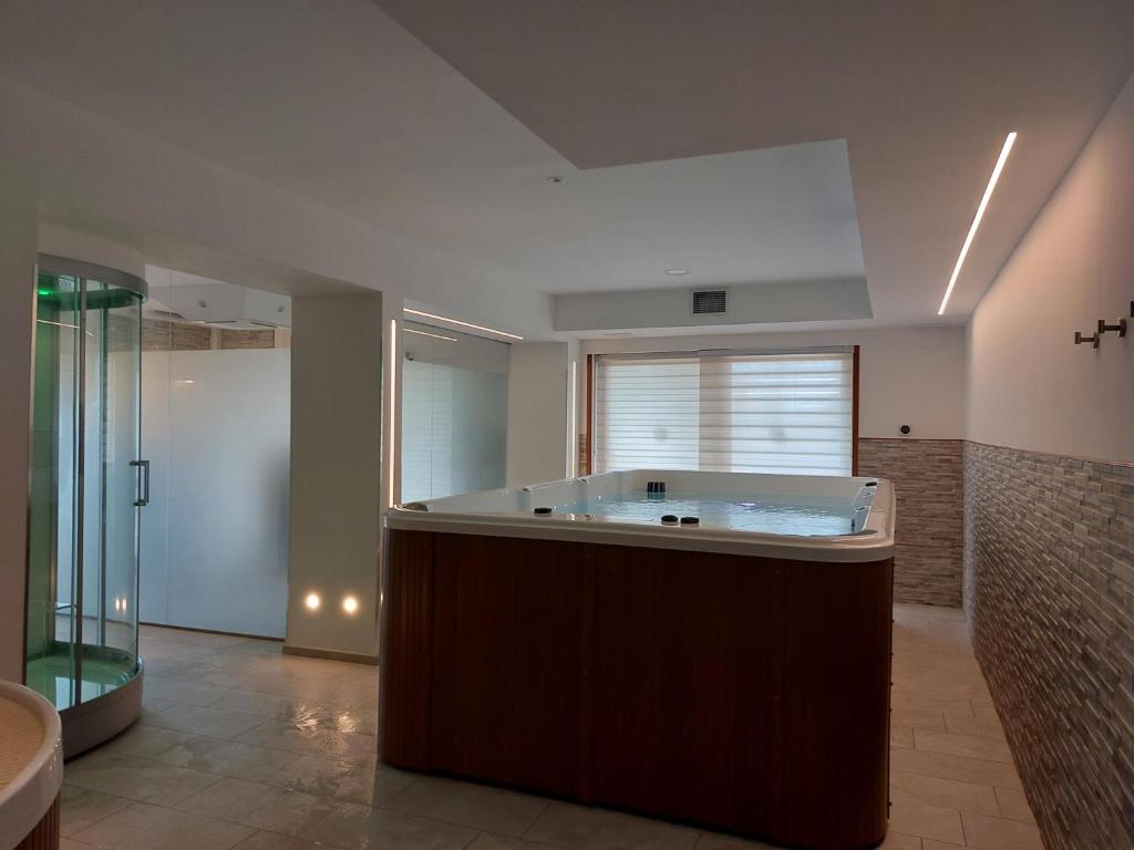 une grande salle de bains avec bain à remous dans l'établissement Residence Aurora Wellness & Spa, à Albenga