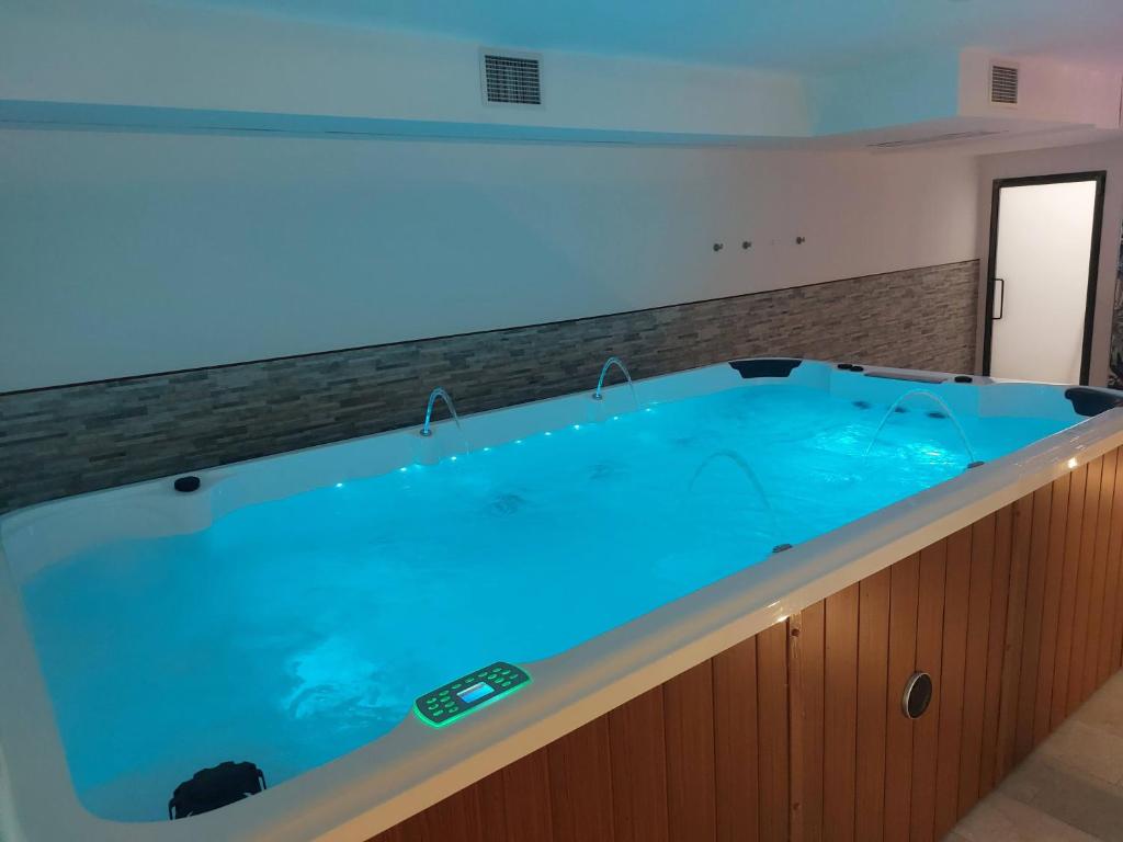- une grande baignoire bleue dans la chambre dans l'établissement Residence Aurora Wellness & Spa, à Albenga