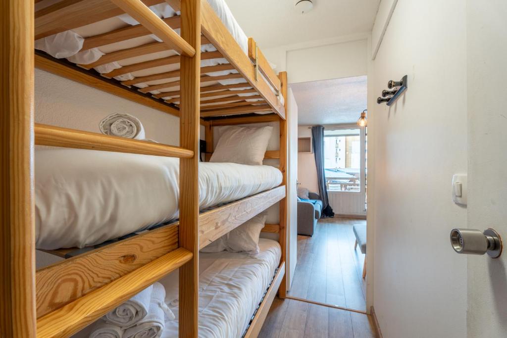 une chambre avec deux lits superposés dans l'établissement Ski In-Out - Heart of Val Thorens Convenient Flat, WiFi 92, à Val Thorens