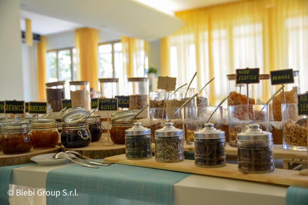 une présentation de bocaux de nourriture sur une table dans l'établissement Hotel Giorg - WaterPark Free Entrance, à Rimini