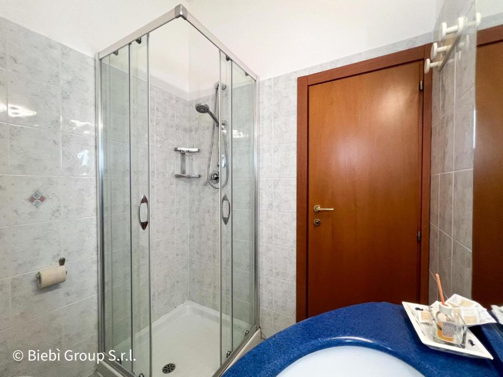 une douche avec une porte vitrée dans une salle de bain dans l'établissement Hotel Giorg - WaterPark Free Entrance, à Rimini