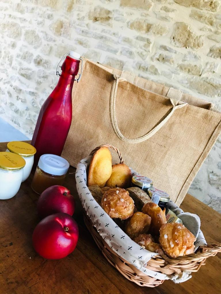 un panier de nourriture posé sur une table à côté d'un sac dans l'établissement Ô cocon del Lauragués, à Ricaud